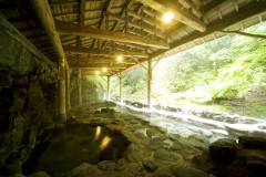 渓流沿いの天然岩風呂 - 【仙台】 作並温泉元湯 鷹泉閣 岩松旅館